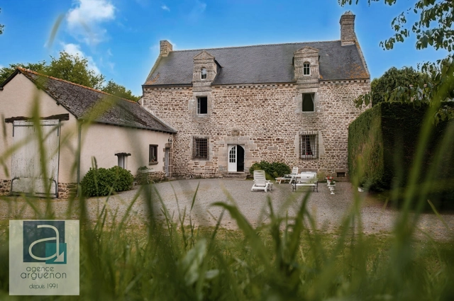 
Equestrian property:  10 acre grounds - Masion, former stables, horse boxes, meadows, 45 mns from RENNES airport, same from Saint Malo ferry port - easy reach of Paris by train
 for sale for 676,000&euro; in Côtes-d'Armor, Brittany