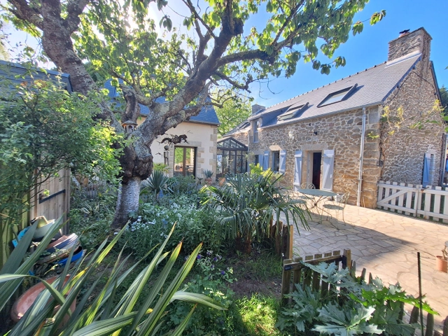 
Farmhouse with a winter garden and an extension for guest rooms - 3 bedrooms - close to the beaches
 for sale for 699,720&euro; in Côtes-d'Armor, Brittany