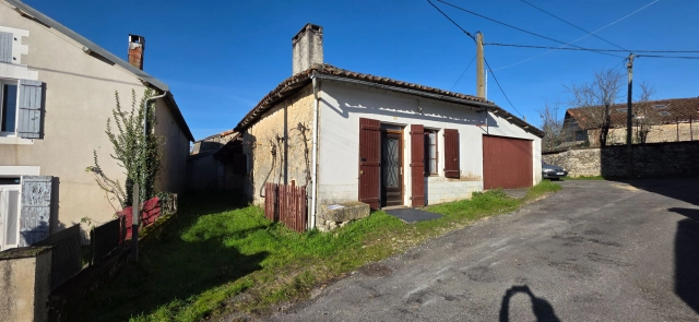 
45m² house with great potential - Complete renovation required
 for sale for 20,500&euro; in Charente, Poitou-Charentes