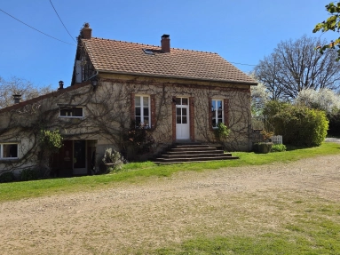 Stunning equestrian property on grounds of 19 ha – panoramic views for sale for 490,000&euro; in Allier, Auvergne