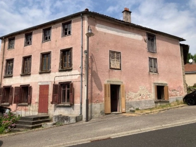 Spacious stone house in need of rénovation with an outbuilding for sale for 65,000&euro; in Puy-de-Dôme, Auvergne