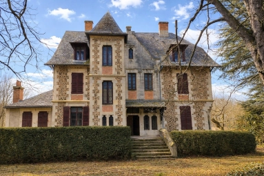 Stunning manor house with riverside setting on grounds of 4,8 ha for sale for 699,300&euro; in Puy-de-Dôme, Auvergne