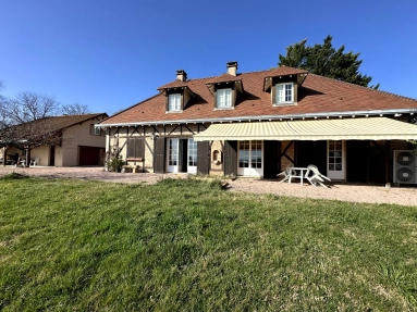 Architect-designed house with spectacular views over the Chaîne des Puys – 200 m² on a wooded plot – near Vichy for sale for 546,000&euro; in Allier, Auvergne