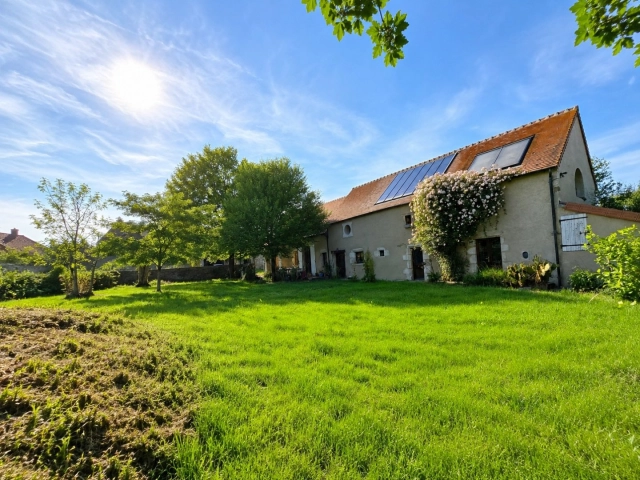 Character property with exceptional setting and no immediate neighbours for sale for 315,000&euro; in Allier, Auvergne