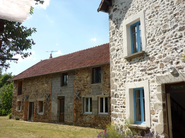 Former Long Farmhouse in the Countryside for sale for 149,000&euro; in Puy-de-Dôme, Auvergne