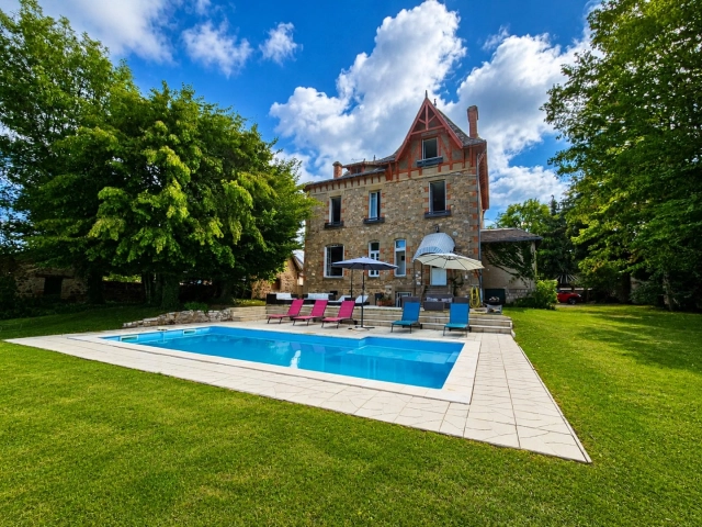 Superb renovated maison bourgeoise with swimming pool on a plot of 1851 m2 for sale for 399,753&euro; in Allier, Auvergne