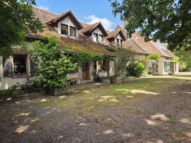 Character property on plot of 5,1 ha with small lake and beautiful views for sale for 329,000&euro; in Allier, Auvergne