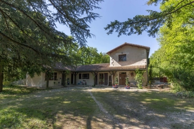 5 Bedroom(s) - 3 Bathroom(s) - 56,826m² land for sale in Charente, Poitou-Charentes, France - FrenchPropertyPortal.com Spacious 5-bedroom retreat with pool and very susbtantial outbuildings for sale for 875,000€ in Charente, Poitou-Charentes