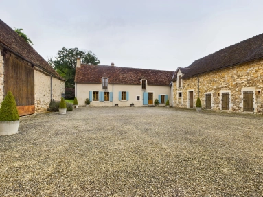 Classic farmhouse, huge barns, pool and 4 hectares! for sale for 312,700&euro; in Indre, Centre