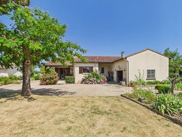 3 Bedroom(s) - 1 Bathroom(s) - 3,477m² land for sale in Gironde, Aquitaine, France - FrenchPropertyPortal.com Pretty 3 bed single storey home for sale for 199,900€ in Gironde, Aquitaine