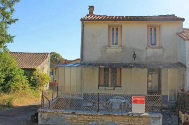 Two-bedroomed house to renovate in pretty village for sale for 26,000&euro; in Charente, Poitou-Charentes
