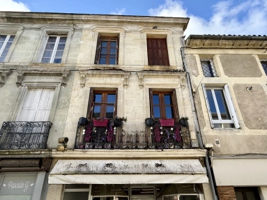 2 Bedroom(s) - 2 Bathroom(s) - 100m² land for sale in Gironde, Aquitaine, France - FrenchPropertyPortal.com Renovated Townhouse with Commercial Space in Sainte Foy la Grande for sale for 135,000€ in Gironde, Aquitaine