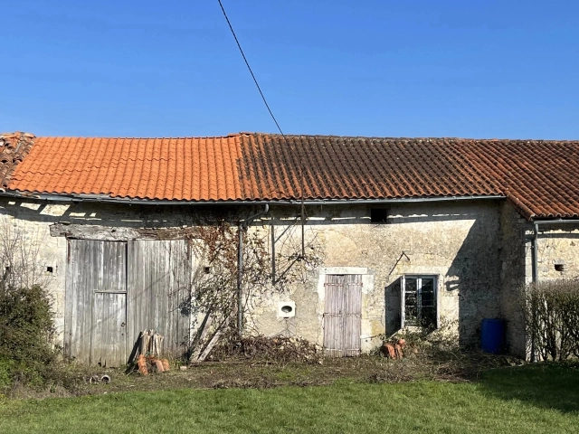 Barn renovation project for sale for 20,000&euro; in Charente, Poitou-Charentes
