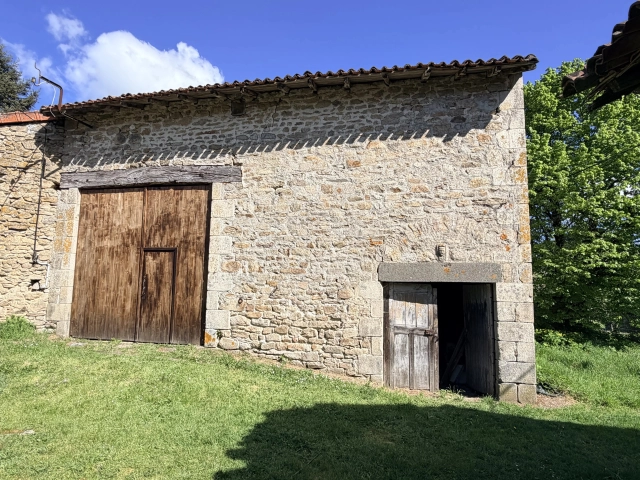Village barn for renovation with over 10,000m2 of land for sale for 39,000&euro; in Haute-Vienne, Limousin