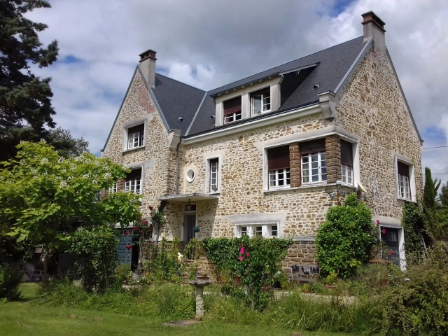 Large Village house, guest house, pool and land! for sale for 477,000&euro; in Indre, Centre