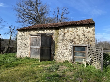 Attractive barn to renovate and separate piece of land for sale for 21,000&euro; in Haute-Vienne, Limousin