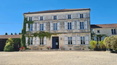 12 Bedroom(s) - 8 Bathroom(s) - 28,389m² land for sale in Charente, Poitou-Charentes, France - FrenchPropertyPortal.com Exceptional Manoir and estate set in 7 acres for sale for 975,000€ in Charente, Poitou-Charentes