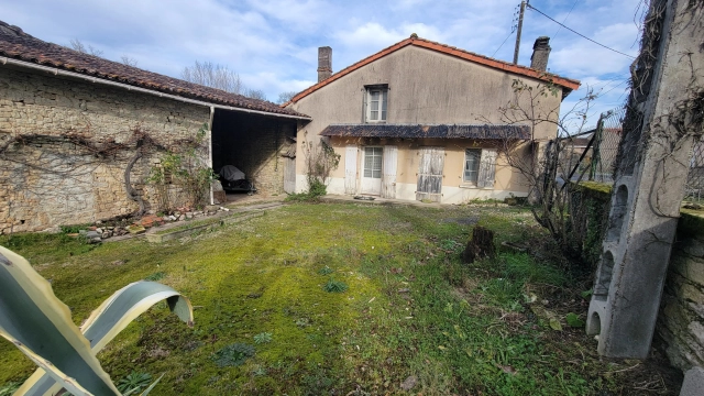 Village house to renovate with outbuildings for sale for 31,000&euro; in Charente, Poitou-Charentes