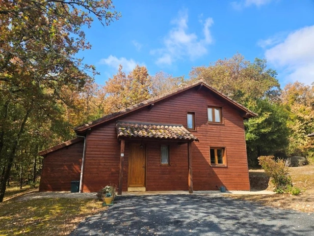 3 Bedroom(s) - 2 Bathroom(s) - 554m² land for sale in Lot, Midi-Pyrénées, France - FrenchPropertyPortal.com 3 bed chalet on golf course near Souillac for sale for 139,000€ in Lot, Midi-Pyrénées
