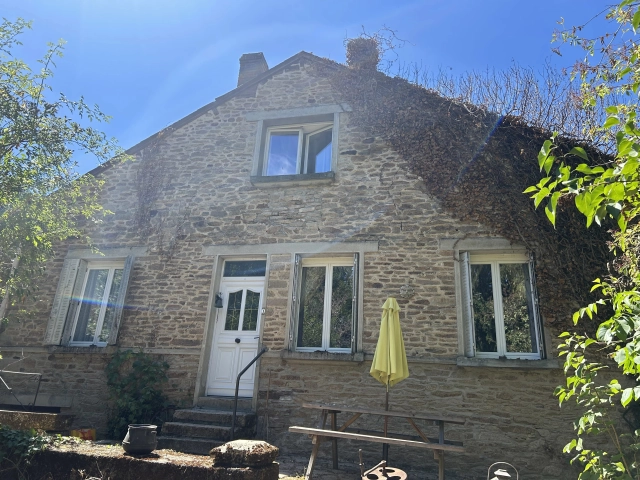 Charming 3 bedroom detached cottage with barn attached for sale for 69,600&euro; in Indre, Centre
