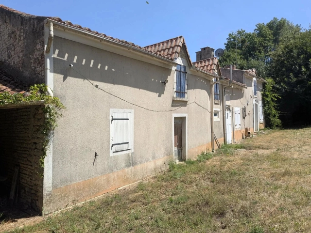 5 Bedroom(s) - 4 Bathroom(s) - 3,722m² land for sale in Vendée, Pays-de-la-Loire, France - FrenchPropertyPortal.com Charming 5-bedroom Country Property with Land for sale for 147,150€ in Vendée, Pays-de-la-Loire