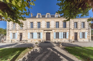 Elegant château with pool and estate buildings for sale for 796,000€ in Charente-Maritime, Poitou-Charentes