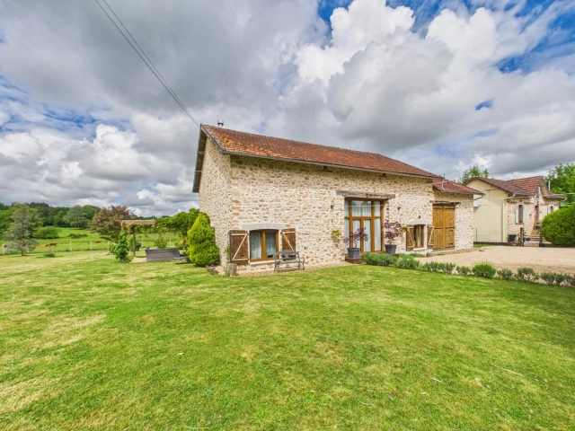 5 Bedroom(s) - 3 Bathroom(s) - 10,258m² land for sale in Haute-Vienne, Limousin, France - FrenchPropertyPortal.com La belle vie awaits! Immaculately presented barn conversion with second house and swimming pool for sale for 449,500€ in Haute-Vienne, Limousin