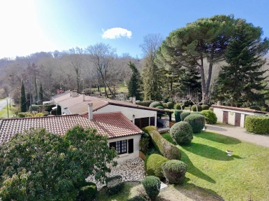 6 Bedroom(s) - 4 Bathroom(s) - 1,800m² land for sale in Gironde, Aquitaine, France - FrenchPropertyPortal.com Three Stone Houses for sale for 200,000€ in Gironde, Aquitaine