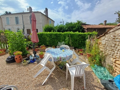 3 bed home with courtyard garden 20kms from the coast for sale for 136,250&euro; in Charente-Maritime, Poitou-Charentes