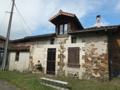 House for complete renovation for sale for 22,000&euro; in Charente, Poitou-Charentes