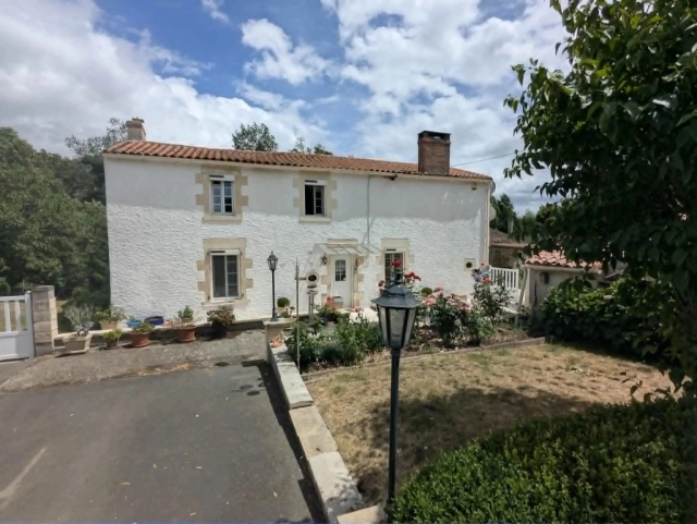 Beautiful house with pool and lovely gardens for sale for 349,800&euro; in Vendée, Pays-de-la-Loire