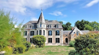 20mins Confolens.  Chateau for sale , 2 gîtes, Barns, Pool, Lake for sale for 848,000€ in Charente, Poitou-Charentes