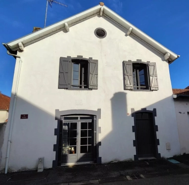 3 Bedroom(s) - 0 m² land for sale in Pyrénées-Atlantiques, Aquitaine, France - FrenchPropertyPortal.com First floor apartment with three bedrooms and garden for sale for 170,000€ in Pyrénées-Atlantiques, Aquitaine