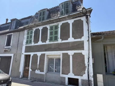 4 Bedroom(s) - 0 m² land for sale in Pyrénées-Atlantiques, Aquitaine, France - FrenchPropertyPortal.com House to renovate, with garden, in the town centre of Sauveterre de Béarn for sale for 88,000€ in Pyrénées-Atlantiques, Aquitaine