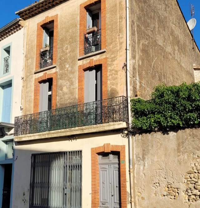 Charming, Furnished And Renovated Duplex Apartment In The Centre Of The Village, With 60 M2 Of Living Space And Courtyard. for sale for 95,000&euro; in Hérault, Languedoc-Roussillon