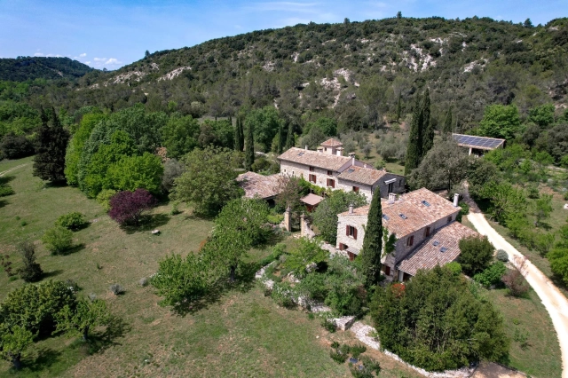 6 Bedroom(s) - 8 Bathroom(s) - 73,705m² land for sale in Gard, Languedoc-Roussillon, France - FrenchPropertyPortal.com Uzes Area for sale for 2,950,000€ in Gard, Languedoc-Roussillon