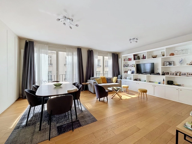 2 Bedroom(s) - 2 Bathroom(s) - 0 m² land for sale in Paris, Ile-de-France, France - FrenchPropertyPortal.com Golden Triangle - Trocadéro (8th - 16th) for sale for 1,050,000€ in Paris, Ile-de-France