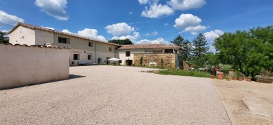 5 Bedroom(s) - 3 Bathroom(s) - 1,500m² land for sale in Saône-et-Loire, Burgundy, France - FrenchPropertyPortal.com Beaujolais / Pierres Dorees for sale for 625,000€ in Saône-et-Loire, Burgundy