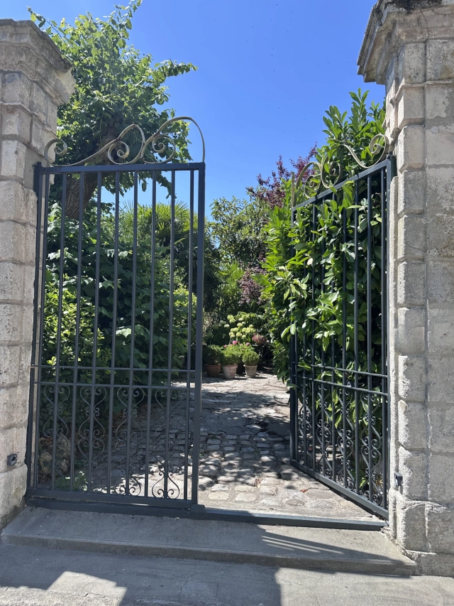 5 Bedroom(s) - 3 Bathroom(s) - 1,020m² land for sale in Charente-Maritime, Poitou-Charentes, France - FrenchPropertyPortal.com Elle se mérite .. et se cache pour mieux vous surprendre for sale for 892,500€ in Charente-Maritime, Poitou-Charentes