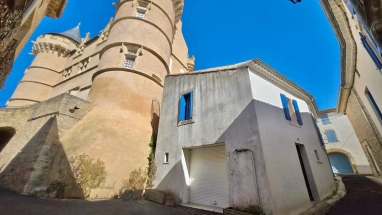 Fantastic one bedroom village house next to stunning chateau, with garage, close to Pezenas for sale for 97,500&euro; in Hérault, Languedoc-Roussillon