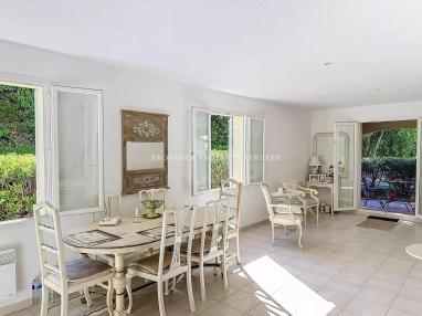 Elegant ground-floor apartment with large south-facing terrace, walking distance to the village of Lorgues. for sale for 285,000&euro; in Var, Provence-Alpes-Côte-d\'Azur