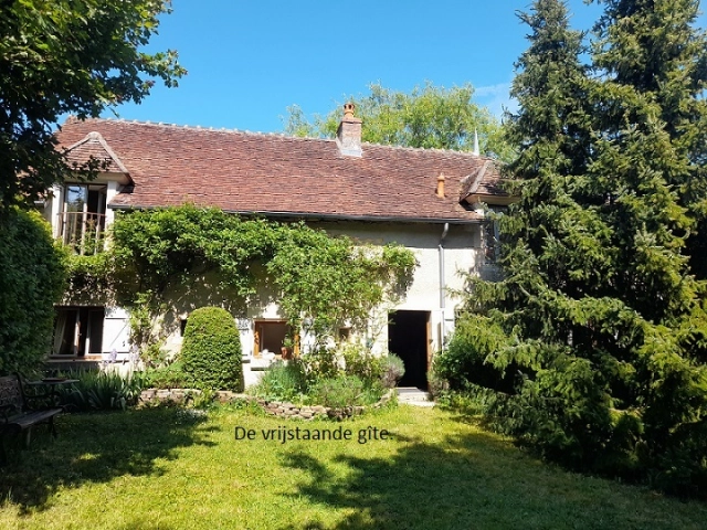 3 Bedroom(s) - 3 Bathroom(s) - 3,992m² land for sale in Nièvre, Burgundy, France - FrenchPropertyPortal.com Two detached houses with potential for letting, set on a plot of almost 4,000 m² for sale for 274,500€ in Nièvre, Burgundy
