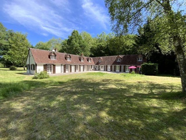 Live and generate revenue immediately in the Heart of France – Turn-key domain with a gîte & 4 chambres d'hôtes! for sale for 419,500&euro; in Indre, Centre