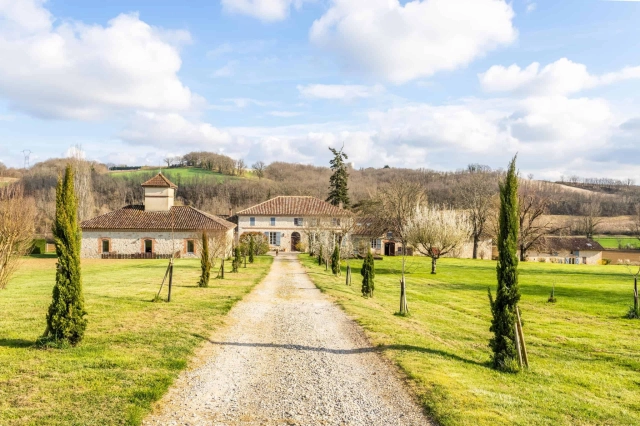 Country estate with equestrian facilities and lake for sale for 1,395,000&euro; in Tarn-et-Garonne, Midi-Pyrénées